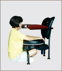 바닥에 앉은 자세